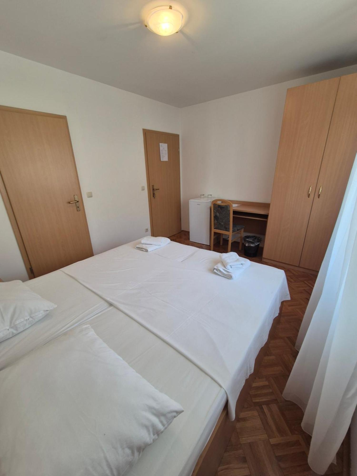 Apartments And Rooms Mamic Dugi Rat Exterior foto