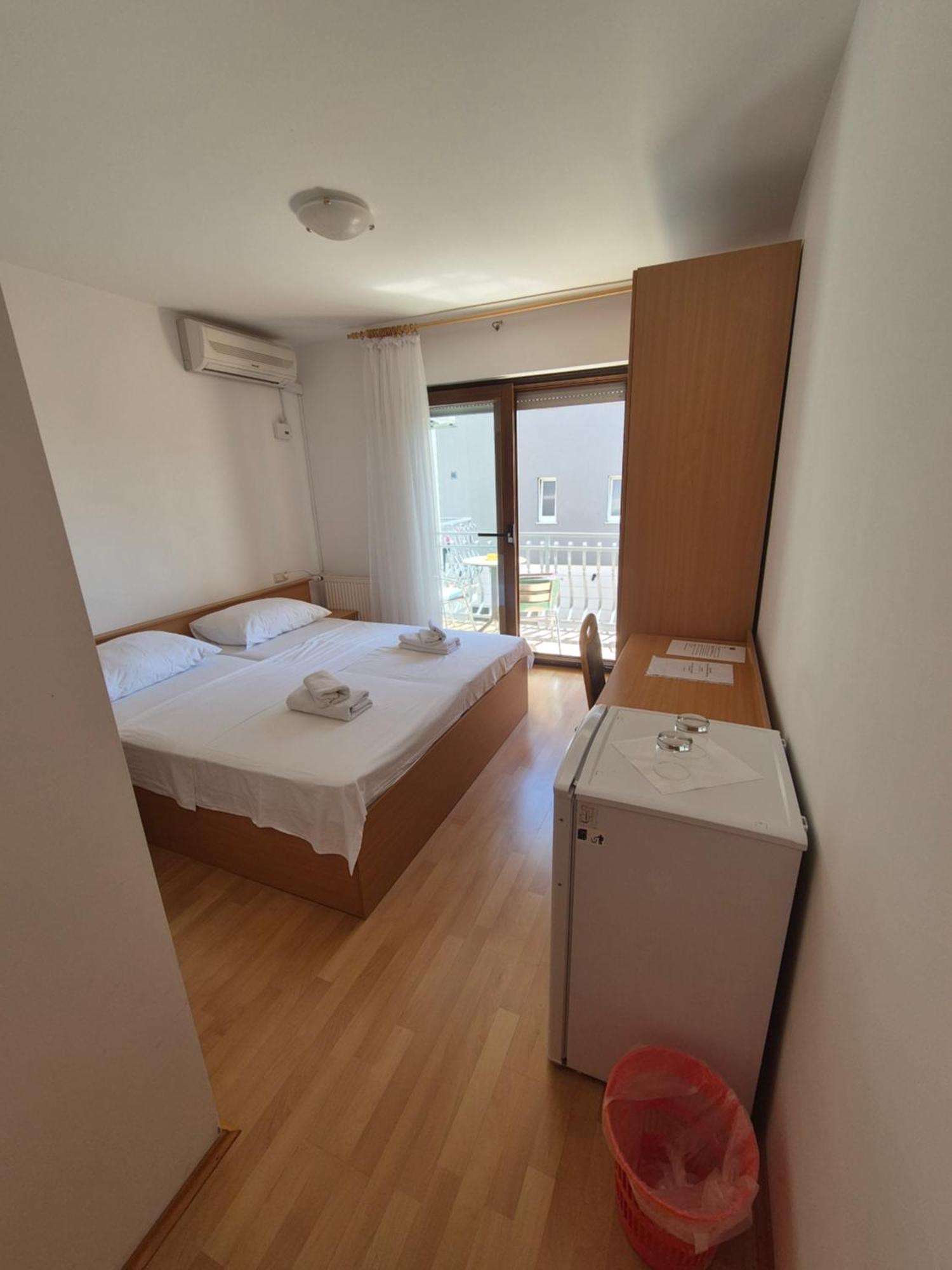 Apartments And Rooms Mamic Dugi Rat Exterior foto