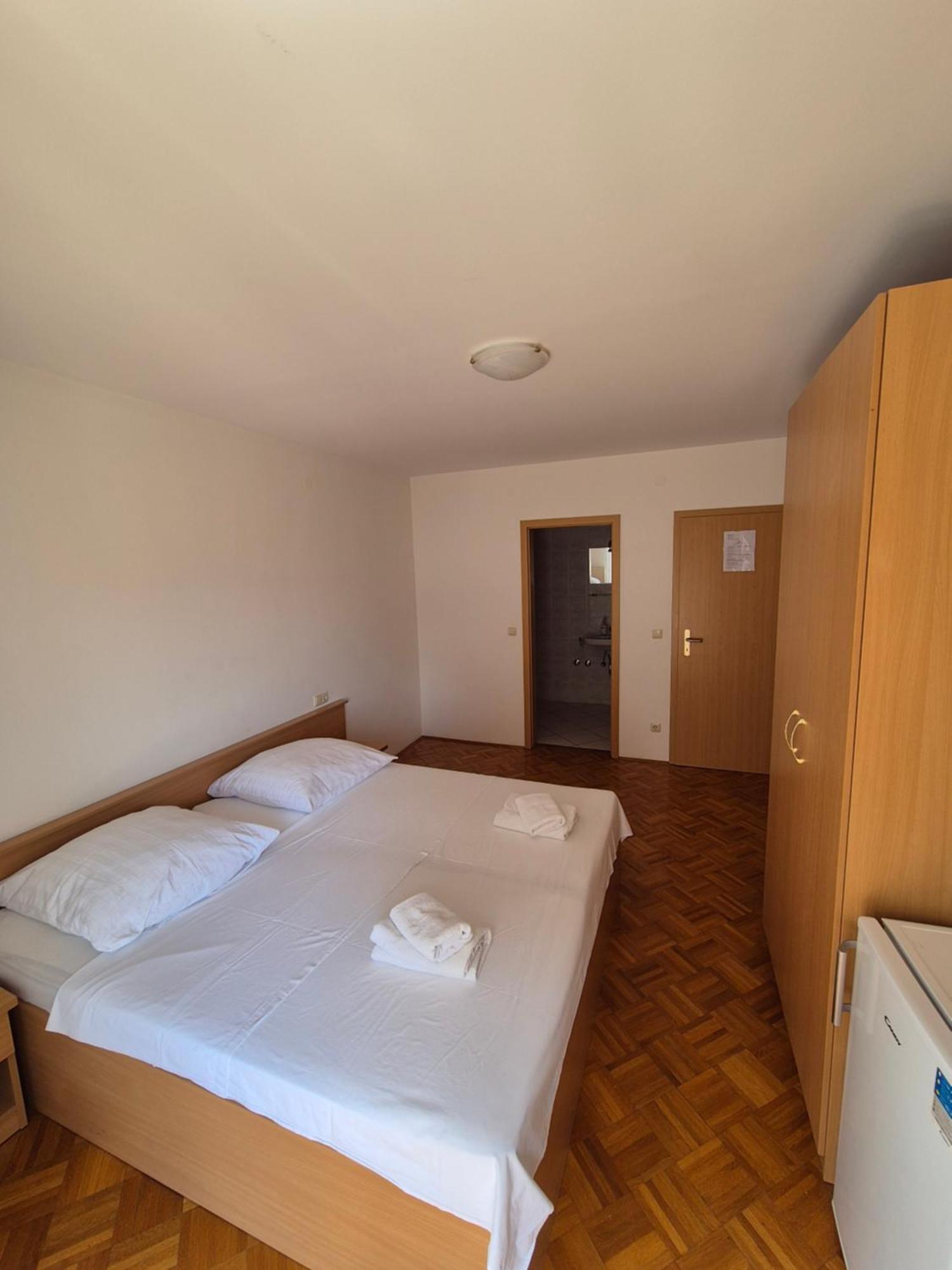 Apartments And Rooms Mamic Dugi Rat Exterior foto
