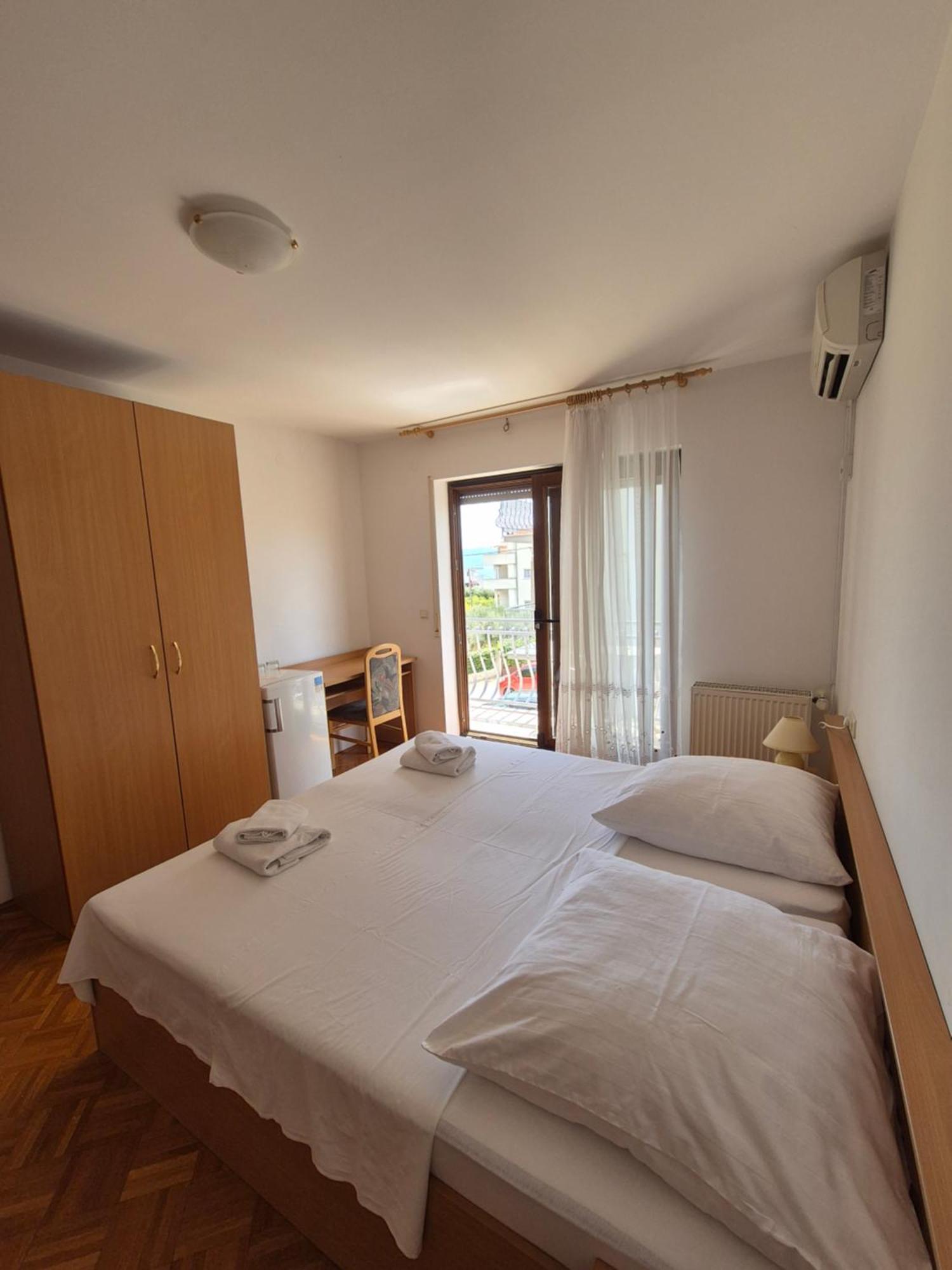 Apartments And Rooms Mamic Dugi Rat Exterior foto