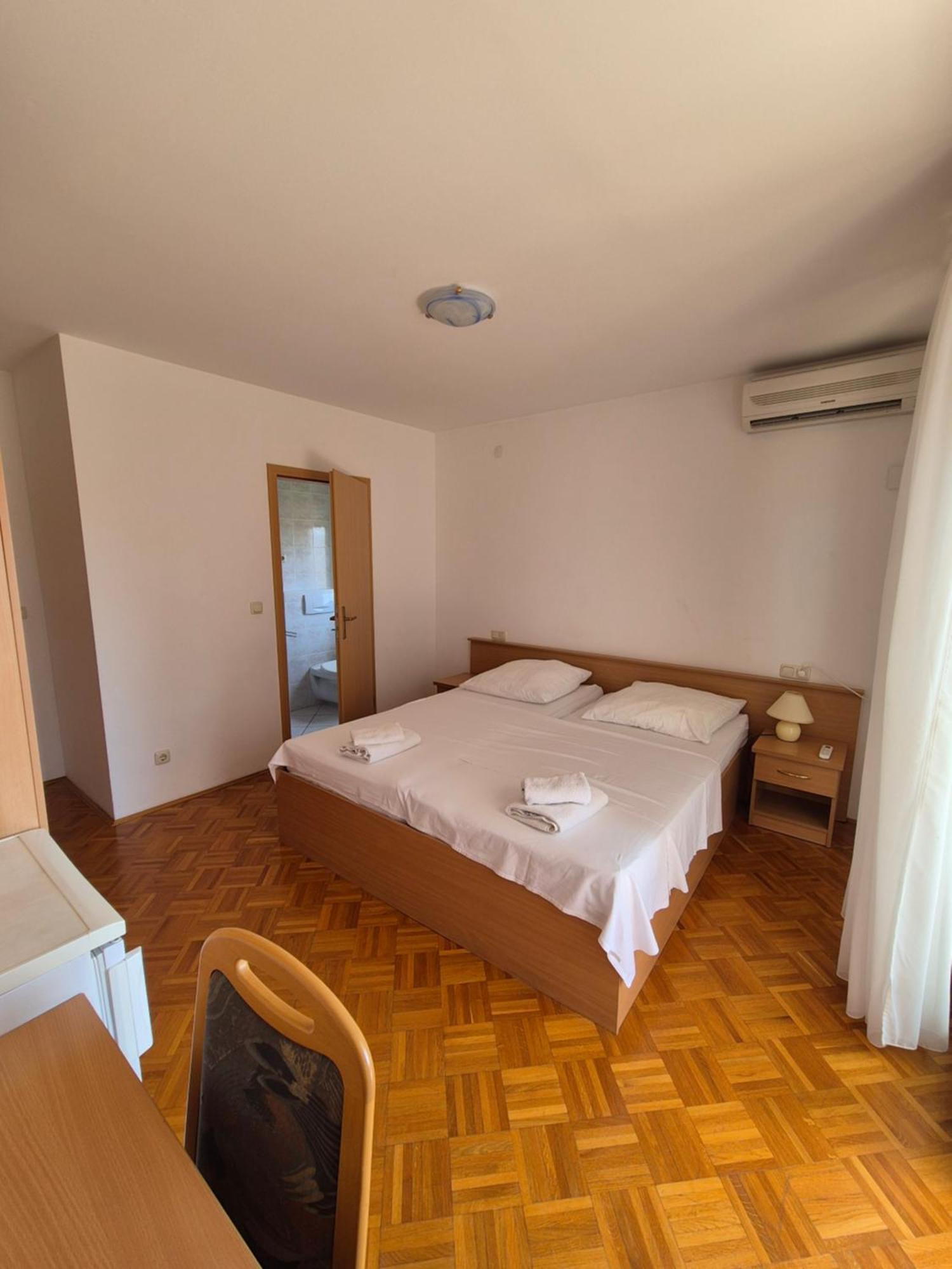 Apartments And Rooms Mamic Dugi Rat Exterior foto